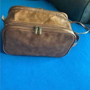 Elviros toiletry bag for men.  Leather and water resistant.